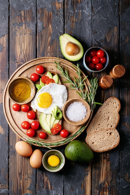 Avacado toast avec oeuf cuit