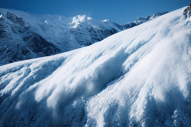 Avalanche d'éléments puissants dans les montagnes avertissant l'escalade