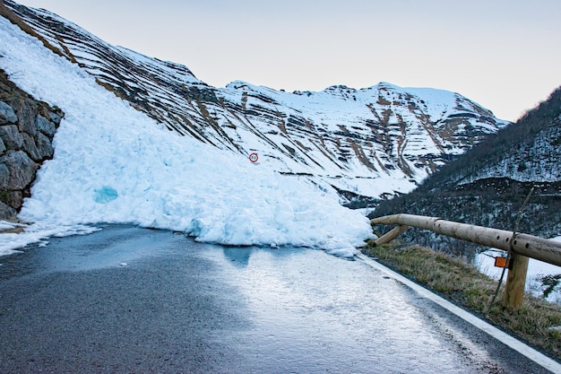 Avalanche de neige sur une route bloquant le passage