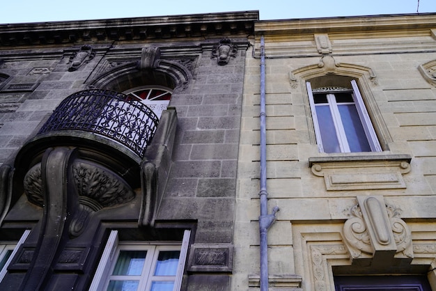 Avant et après rénovation propre à l'extérieur de la maison nettoyage bâtiment négligé