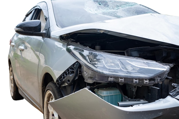 L'avant et le côté d'une voiture broze ou grise sont endommagés par accident sur la route voitures endommagées après une collision isolée sur fond blanc pare-chocs d'accident de voiture sur la route pour un tracé de détourage d'élément de conception graphique