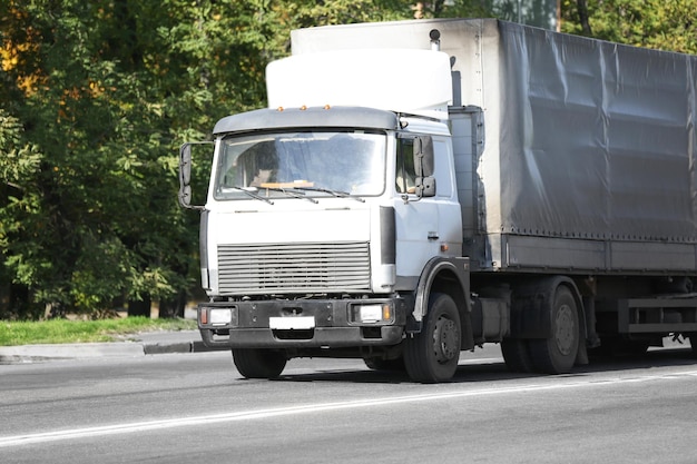 Avant du camion cargo américain blanc