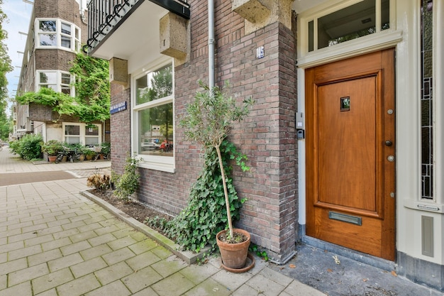 L'avant d'une maison en brique avec une porte en bois