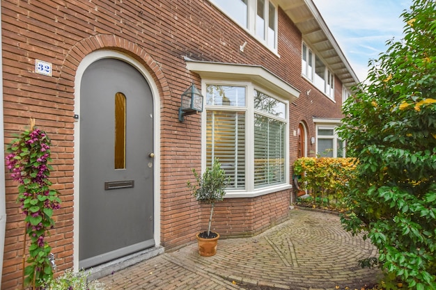 L'avant d'une maison en brique avec une porte grise