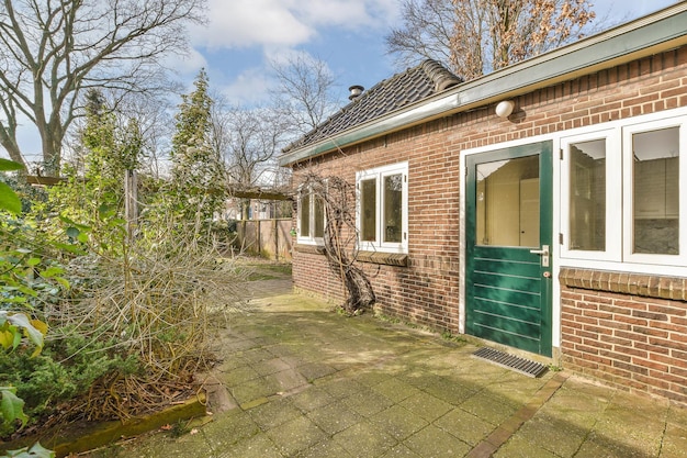 L'avant d'une maison en brique avec une porte verte