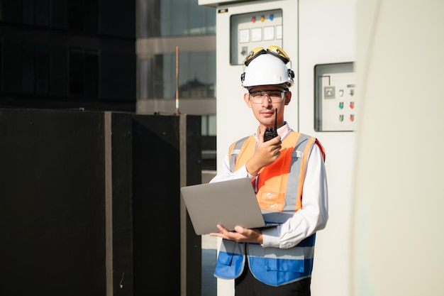 Avant de procéder aux essais, l'ingénieur électricien inspecte le panneau de commande installé