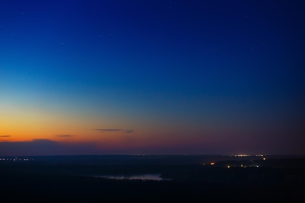 Avant que le ciel de l'aube au-dessus de la ville ne soit éclairé par le soleil