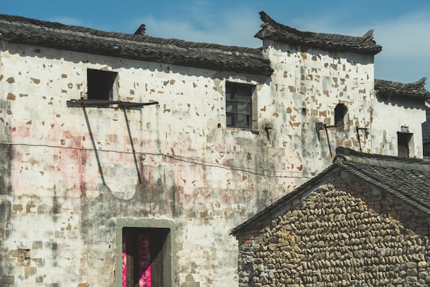 Les avant-toits noirs et les murs blancs de l&#39;ancienne architecture chinoise