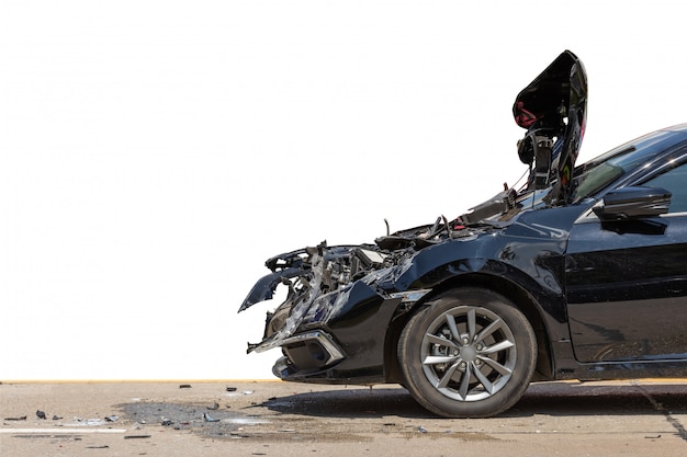 Photo l'avant de la voiture noire est endommagé par un accident sur la route