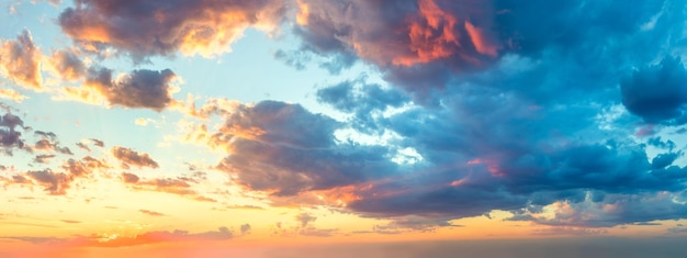 Ave vrai fond de ciel coucher de soleil lever du soleil avec de doux nuages colorés