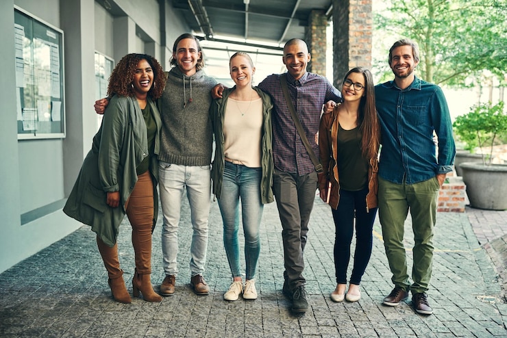 Photo l'avenir était prêt pour vous portrait d'un groupe de jeunes étudiants heureux debout ensemble à l'extérieur sur le campus