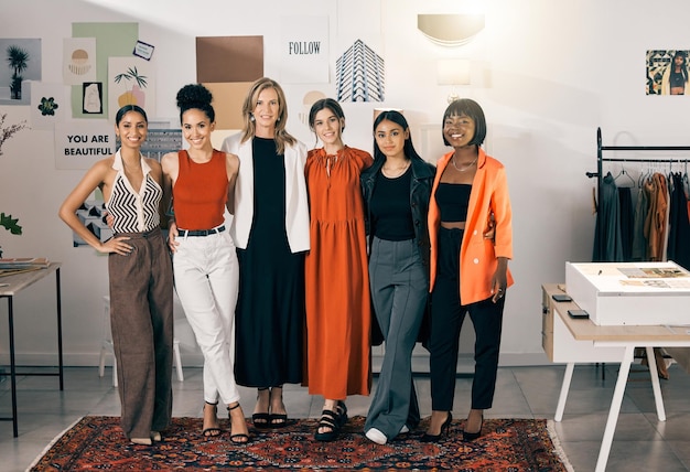 L'avenir de la mode Photo d'un groupe de femmes d'affaires debout dans un bureau au travail