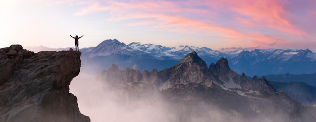 Aventure épique composée d'une randonneuse au sommet d'une montagne rocheuse