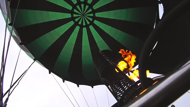 Aventure sur la pastèque en montgolfière Brûleur dirigeant la flamme dans l'enveloppe L'avion vole dans le ciel bleu du matin à cause de l'air chaud