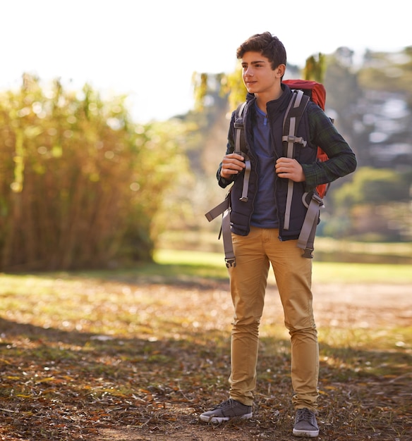 A l'aventure Photo d'un jeune garçon portant un sac à dos dans la nature