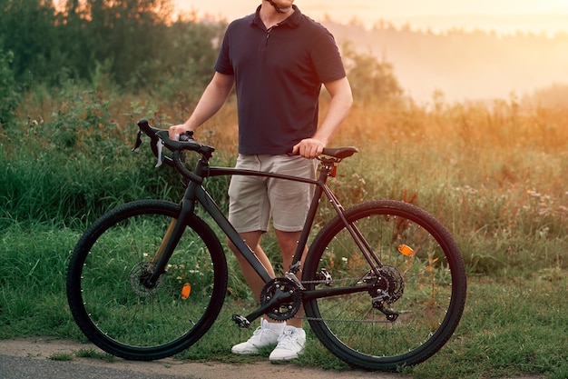 Aventure en plein air. Homme appréciant le VTT dans un paysage naturel. Campagne à vélo. Jeune motard masculin sur un vélo de montagne