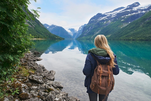 Aventure randonnée femme profitant de la vue sur le majestueux lac de montagne explorer voyage découvrir belle terre