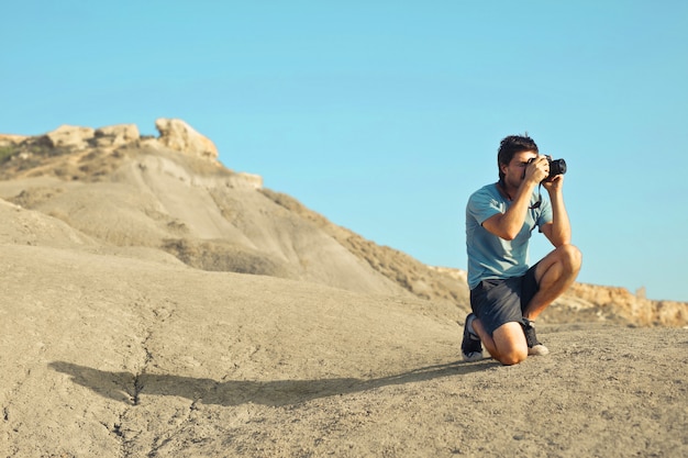 Aventurier prenant des photos