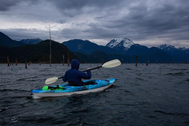 Les aventuriers en canoë profitent du paysage des montagnes canadiennes