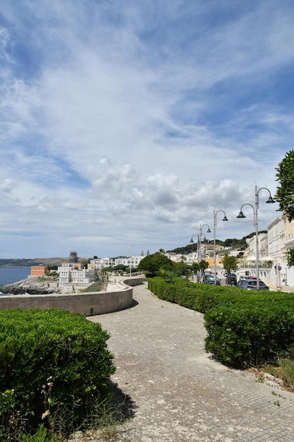 Photo l'avenue d'une rue à santa cesarea terme, un village apulien en italie