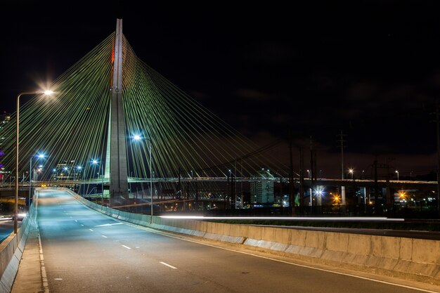 Avenue vide - Pont à haubans à Sao Paulo - Brésil - at nightvr