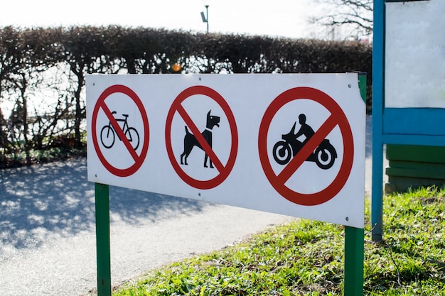 Photo avertissement signes interdisant vélo, moto et chien de marche