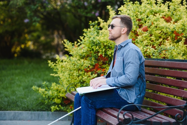 Aveugle assis sur un banc