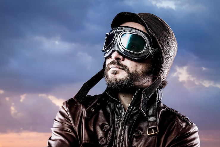 Photo aviateur avec des lunettes et un chapeau vintage avec une expression fière