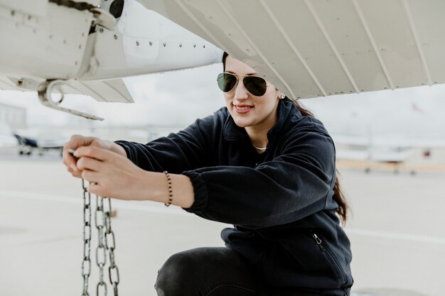 Aviator déchaînant l'avion à hélice avant