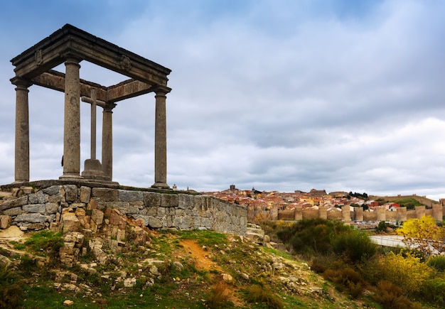 Avila avec le monument Los Cuatro Postes