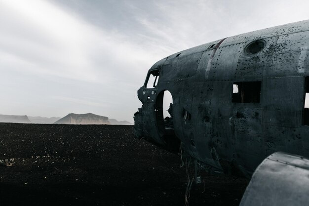 Photo avion abandonné sur le terrain contre le ciel