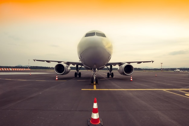 Avion à l'aéroport au coucher du soleil