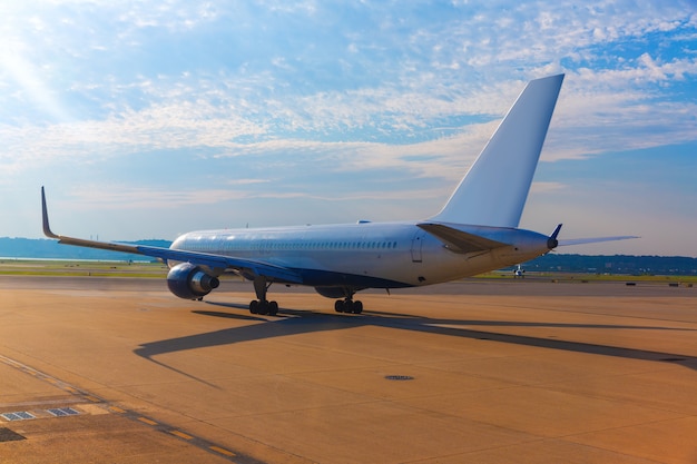 Avion à l&#39;aéroport s&#39;apprête à décoller