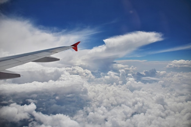 Avion d'aile planant au-dessus des nuages