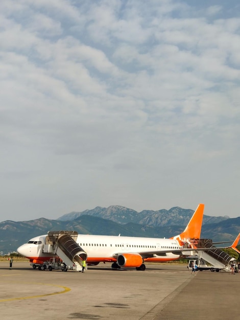 L'avion attend à bord avec vue sur les montagnes
