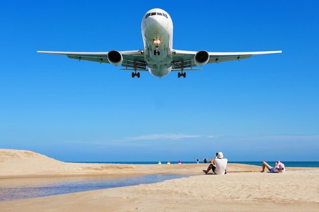 Avion atterrissant au-dessus Belle mer tropicale