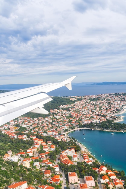 Avion atterrissant en croatie divisée belle vue du hublot à l'aile de l'avion ciel de la ville de la mer