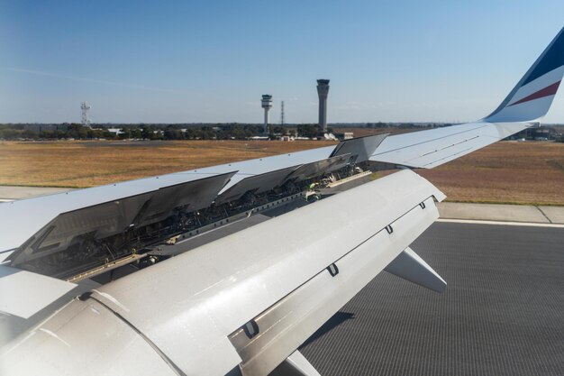 Photo un avion atterrissant sur une piste en australie