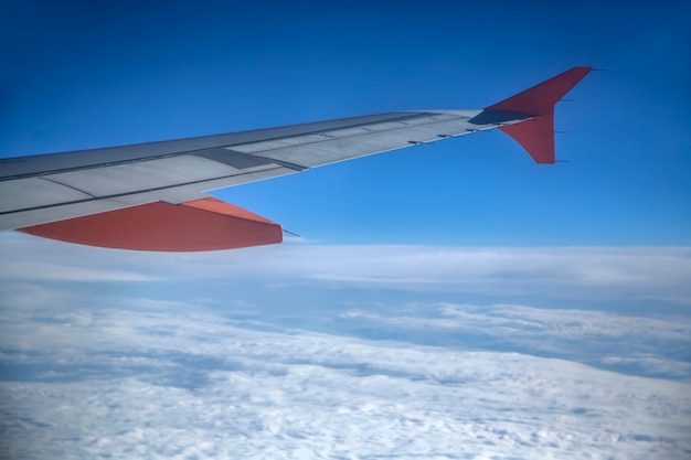 Photo avion au-dessus des nuages