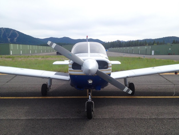 Un avion Beechcraft sur la piste contre le ciel