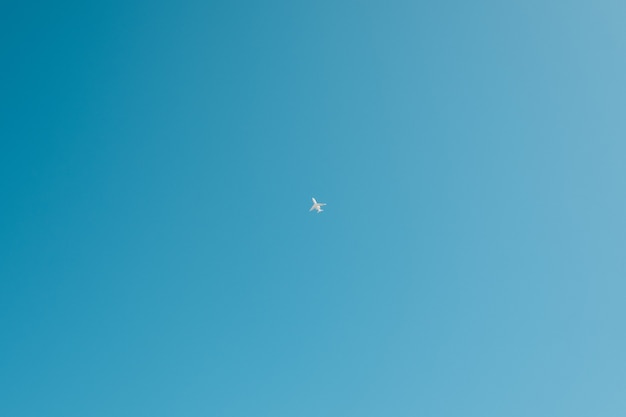 Avion blanc dans le ciel bleu clair