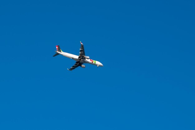 Photo un avion blanc avec la lettre a sur la queue