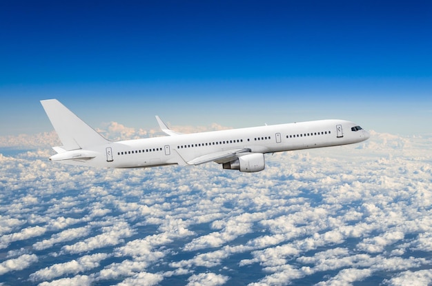 Avion blanc passager sur la vue latérale, vole sur un ciel de niveau de vol.