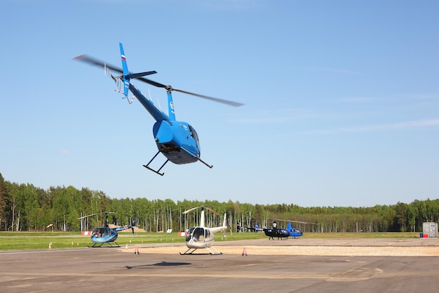 Avion Blue Robinson et petits hélicoptères de stationnement Russian Sport Cup