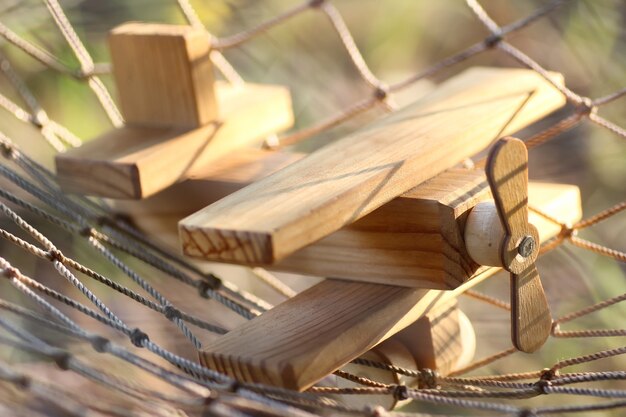 Avion en bois au sol extérieur