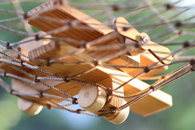 Avion en bois au sol extérieur