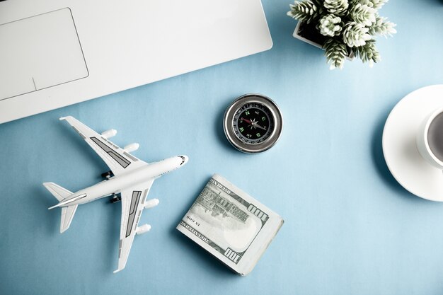 Avion avec boussole et clavier avec de l'argent