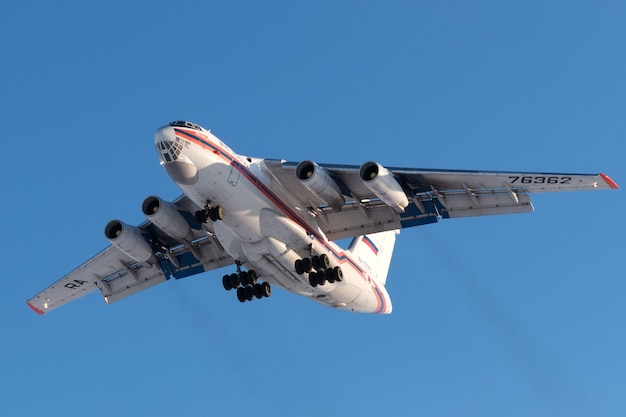 L'avion cargo IL-76 EMERCOM russe atterrit