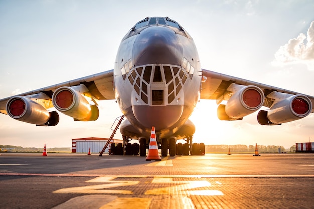 Avion cargo de transport de corps large à l'aire de trafic de l'aéroport au soleil du matin