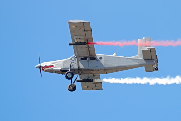 Avion de chasse militaire sur ciel bleu